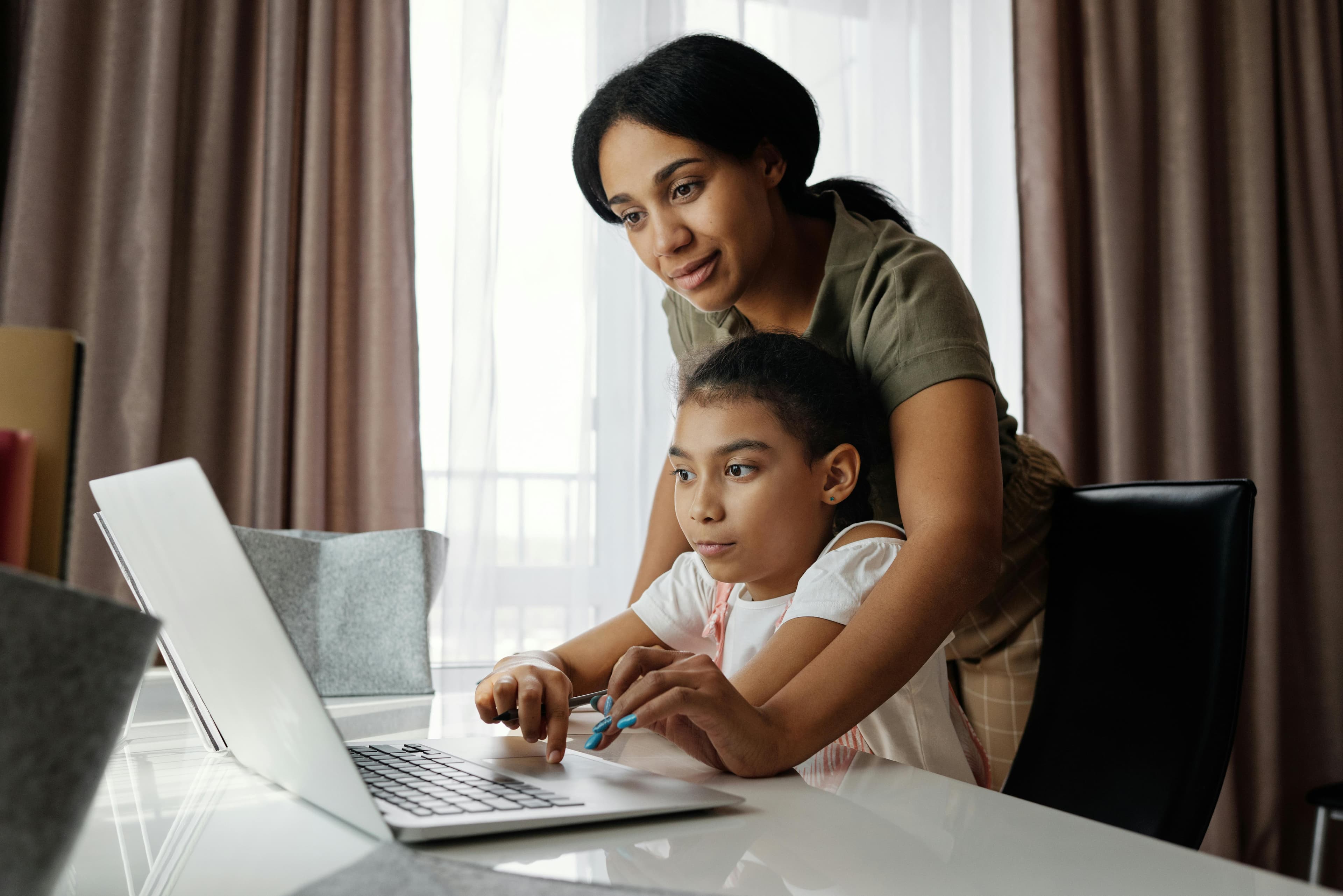 Professional consultation between therapist and parent in a supportive setting
